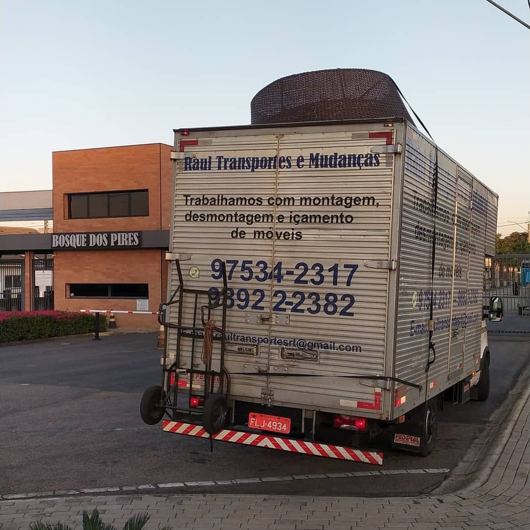 Caminhão da frota com serviços e contatos visíveis na carroceria