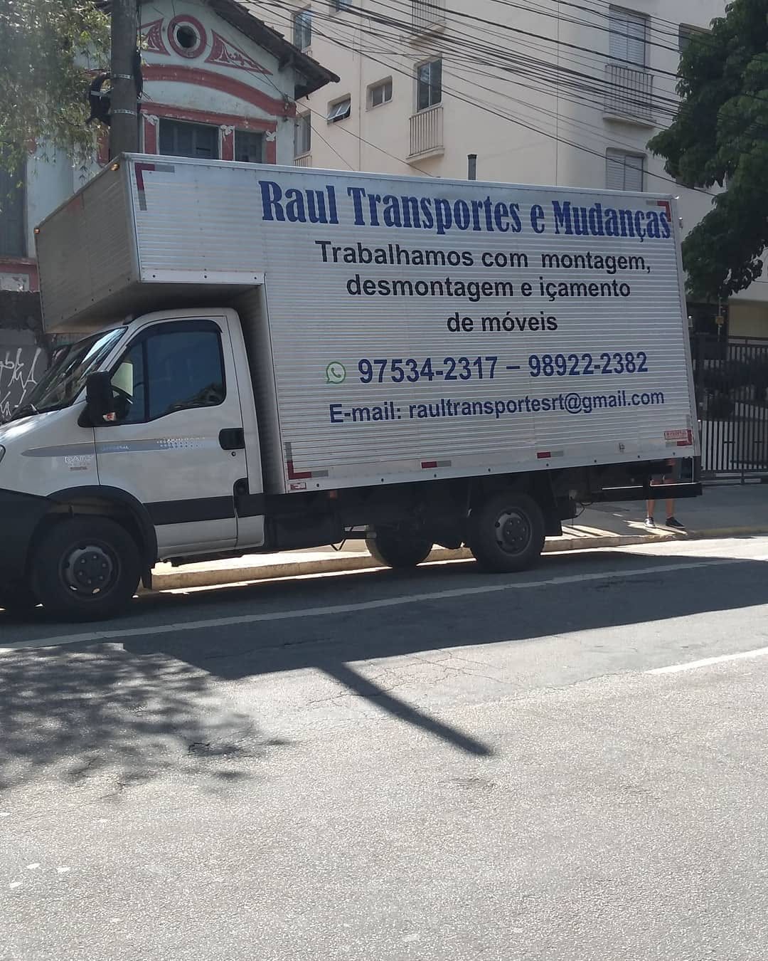 Caminhão-baú da Raul Transportes estacionado em via urbana